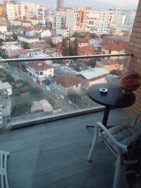 Tirane, jepet me qera Pa komision Agjensi !! apartament 2+1+Salloni me ballkon. Kati 9, 790 €  Bruto ( mundesi per 5 % skonto )