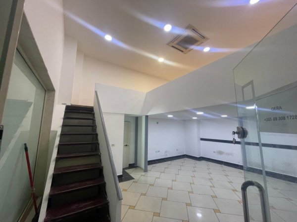 Tirane, jepet me qera ambjent biznesi Kati -2, 40 m² 650 € (barrikadat)