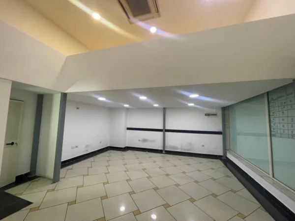 Tirane, jepet me qera ambjent biznesi Kati -2, 40 m² 650 € (barrikadat)