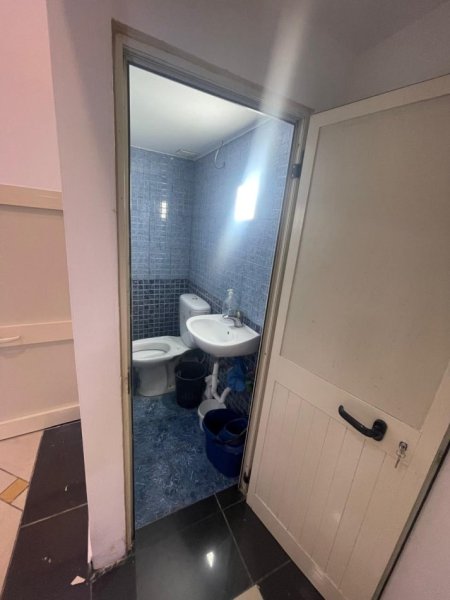 Tirane, jepet me qera ambjent biznesi Kati -2, 40 m² 650 € (barrikadat)