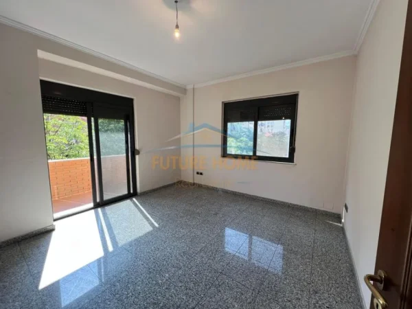 Tirane, jepet me qera zyre Kati 3, 139 m² 1.300 € (Bllok , Rruga Sami Frasheri)