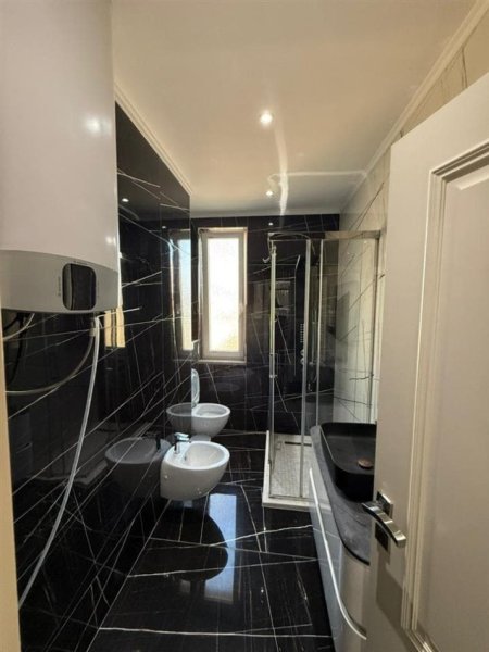 Shqiperi, jepet me qera apartament 2+1+Ballkon Kati 4, 117 m² 1.000 € (Xhamlliku)