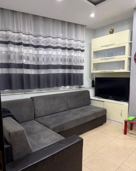 Tirane, jepet me qera apartament 1+1+Ballkon Kati 3, 60 m² 500 € (TREGU ELEKTRIK)