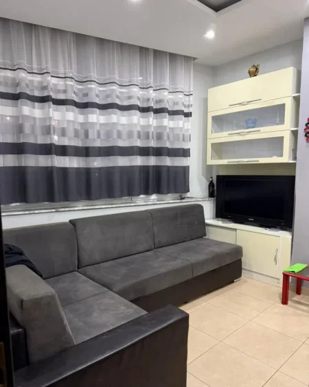 Tirane, jepet me qera apartament 1+1+Ballkon Kati 3, 60 m² 500 € (TREGU ELEKTRIK)