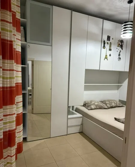 Tirane, jepet me qera apartament 1+1+Ballkon Kati 3, 60 m² 500 € (TREGU ELEKTRIK)