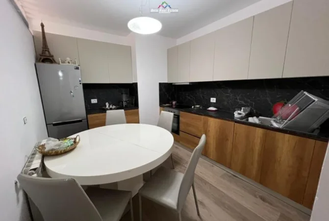 Tirane, jepet me qera apartament 2+1+Aneks+Ballkon Kati 4, 115 m² 1.500 € (Piramida)