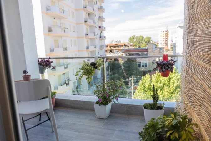 Durres Plazh, jepet me qera apartament 2+1+Ballkon Kati 3, 95 m² 700 € (Rruga Andon Boshnjaku)