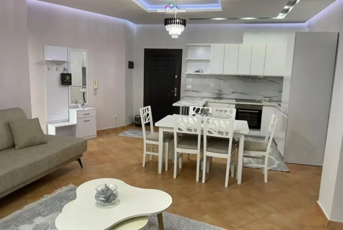 Tirane, jepet me qera apartament 1+1+Ballkon Kati 4, 77 m² 600 € (Liqeni i Thate)
