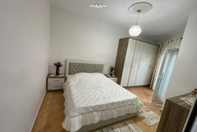 Tirane, jepet me qera apartament 1+1+Ballkon Kati 4, 77 m² 600 € (Liqeni i Thate)