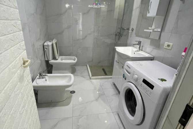 Tirane, jepet me qera apartament 1+1+Ballkon Kati 4, 77 m² 600 € (Liqeni i Thate)