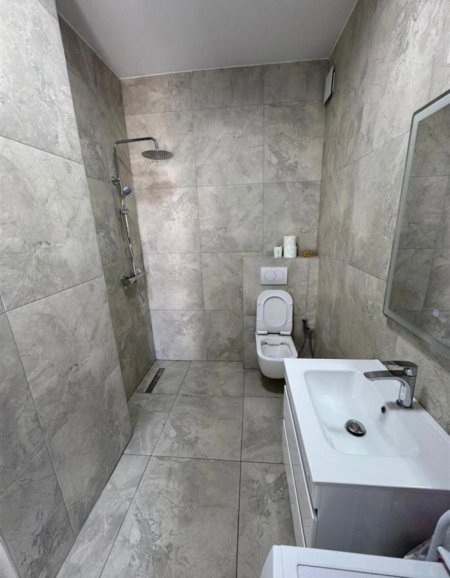 Tirane, jepet me qera apartament 1+1+Ballkon Kati 8, 65 m² 550 € 