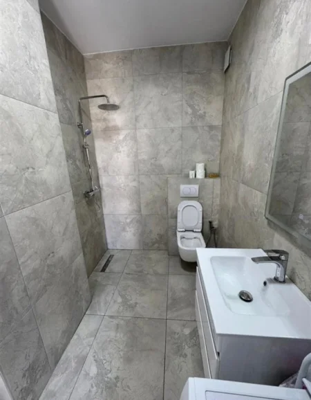 Tirane, jepet me qera apartament 1+1+Ballkon Kati 8, 65 m² 550 € 