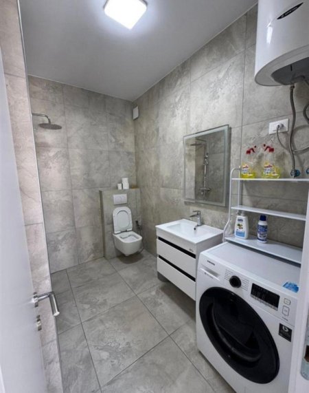 Tirane, jepet me qera apartament 1+1+Ballkon Kati 8, 65 m² 550 € 