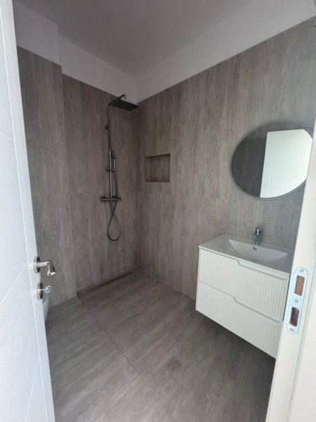 Tirane, jepet me qera apartament 2+1+Ballkon Kati 2, 100 m² 650 € (Bulevardi i ri , Kompleksi Bermon , Stacioni i Trenit)