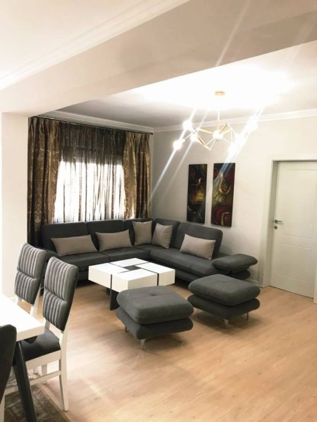 Tirane, jepet me qera apartament 3+1+Aneks+Ballkon Kati 6, 130 m² 1.100 € (PIAZZA)