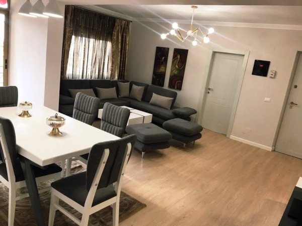 Tirane, jepet me qera apartament 3+1+Aneks+Ballkon Kati 6, 130 m² 1.100 € (PIAZZA)