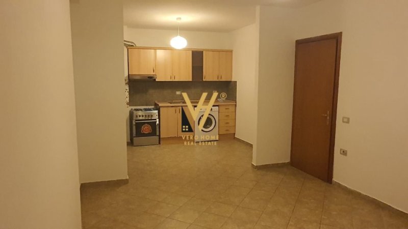 Tirane, jepet me qera apartament 1+1+Ballkon Kati 3, 72 m² 500 € (KOMUNA E PARISIT)