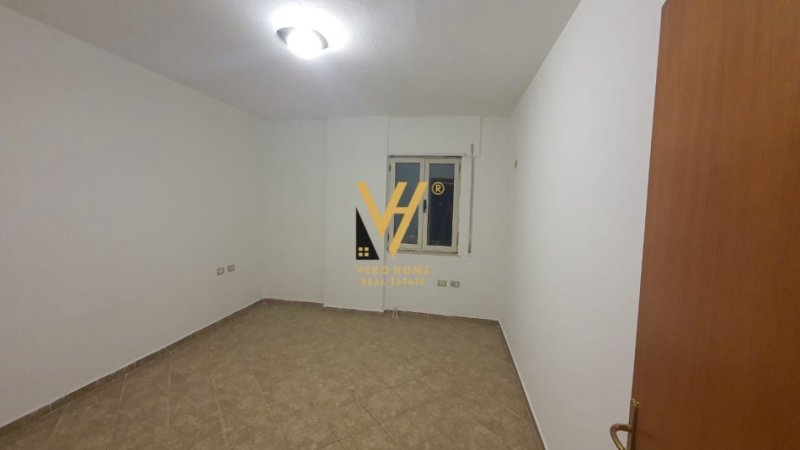 Tirane, jepet me qera apartament 1+1+Ballkon Kati 3, 72 m² 500 € (KOMUNA E PARISIT)