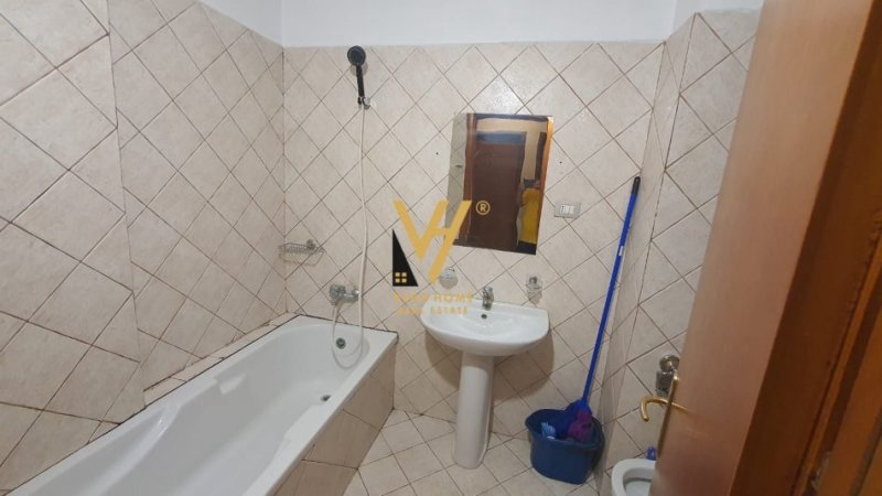 Tirane, jepet me qera apartament 1+1+Ballkon Kati 3, 72 m² 500 € (KOMUNA E PARISIT)