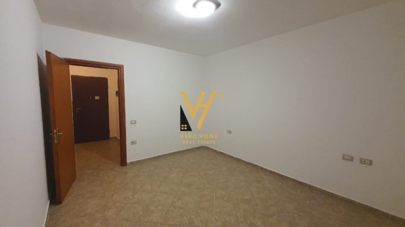 Tirane, jepet me qera apartament 1+1+Ballkon Kati 3, 72 m² 500 € (KOMUNA E PARISIT)