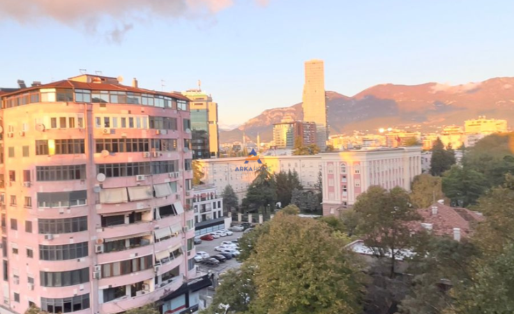 Tirane, jepet me qera zyre Kati 7, 160 m² 2.000 € (Blloku)
