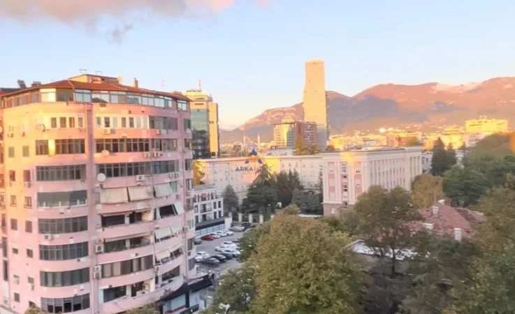 Tirane, jepet me qera zyre Kati 7, 160 m² 2.000 € (Blloku)