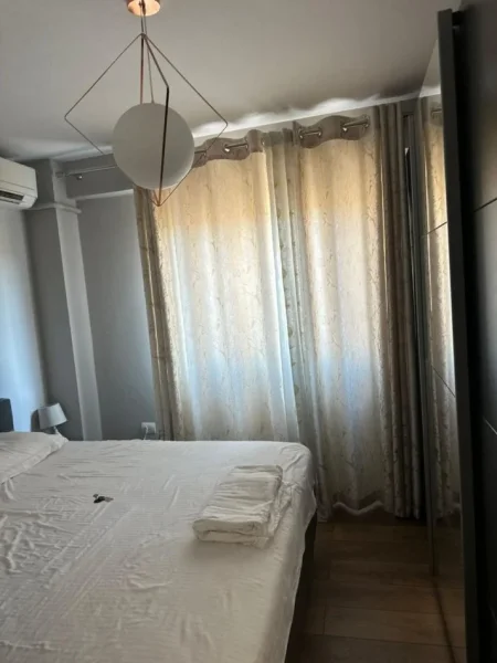 Tirane, jepet me qera apartament 2+1+Ballkon Kati 7, 90 m² 800 € (Rruga. Jordan Misja)