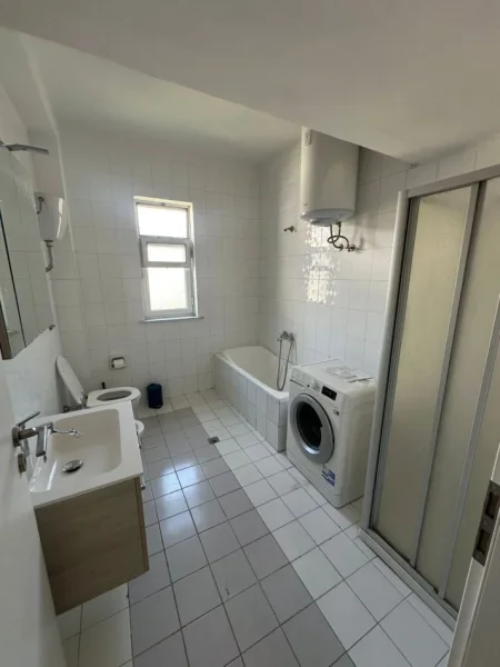 Tirane, jepet me qera apartament 2+1+Ballkon Kati 3, 108 m² 600 € (Rruga. Qemal Stafa)