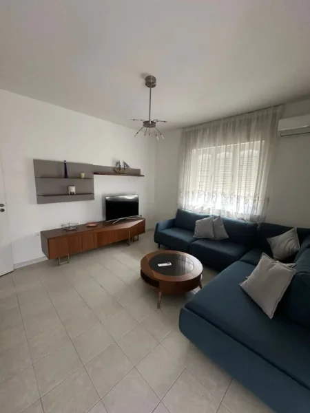 Tirane, jepet me qera apartament 2+1+Ballkon Kati 3, 108 m² 600 € (Rruga. Qemal Stafa)