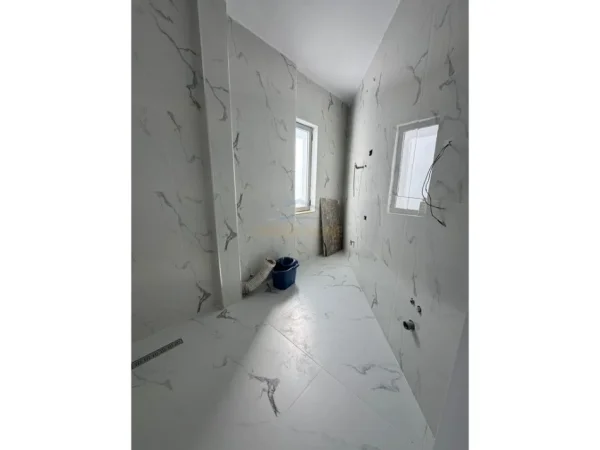 Tirane, shitet apartament 1+1+Ballkon Kati 5, 73 m² 105.000 € (Unaza e Re)