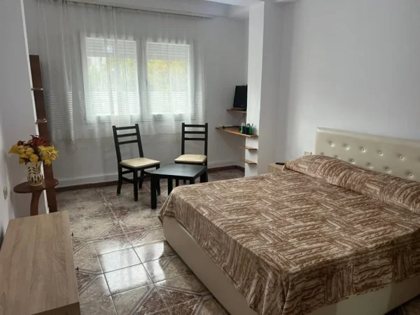 Tirane, jepet me qera apartament 2+1+Aneks+Ballkon Kati 2, 110 m² 650 € (Qender)