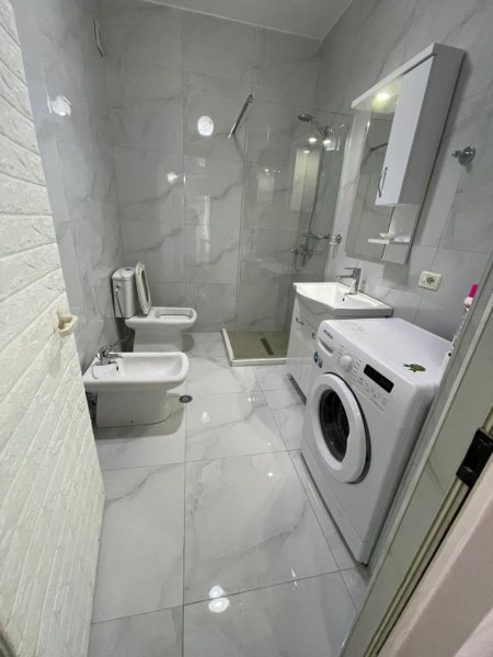 Tirane, jepet me qera apartament 1+1 Kati 4, 70 m² 600 € (Hotel Radison Liqeni i Thate)