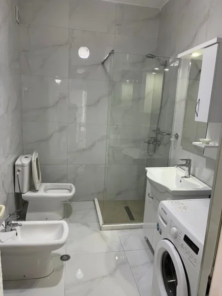 Tirane, jepet me qera apartament 1+1 Kati 4, 70 m² 600 € (Hotel Radison Liqeni i Thate)