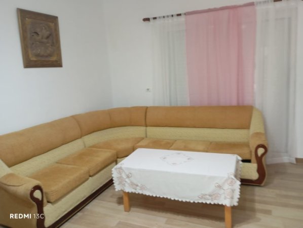 Tirane, jepet me qera apartament 2+1 Kati 3, 95 m² 400 € (fresku)