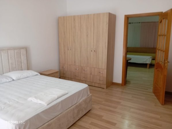 Tirane, jepet me qera apartament 2+1 Kati 3, 95 m² 400 € (fresku)