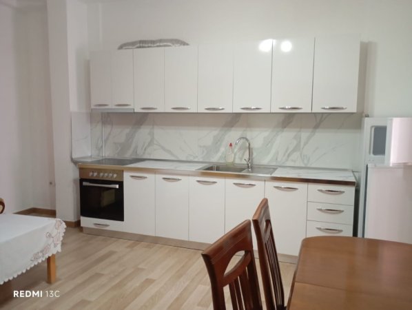 Tirane, jepet me qera apartament 2+1 Kati 3, 95 m² 400 € (fresku)