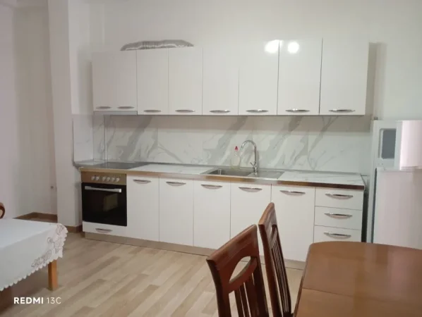 Tirane, jepet me qera apartament 2+1 Kati 3, 95 m² 400 € (fresku)