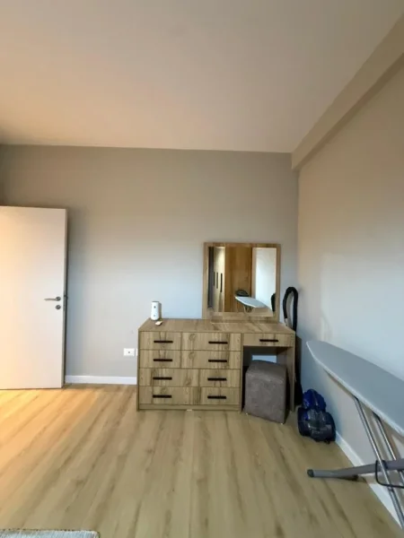 Tirane, jepet me qera apartament 1+1 Kati 5, 78 m² 550 € (astir)