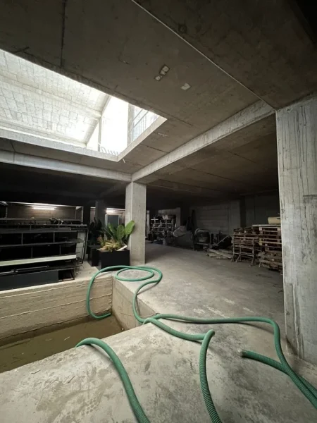 Tirane, jepet me qera magazine Kati -1, 1.000 m² 2.500 € (Autostrada Tiranë–Durrës)