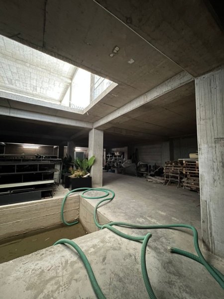 Tirane, jepet me qera magazine Kati -1, 1.000 m² 2.500 € (Autostrada Tiranë–Durrës)