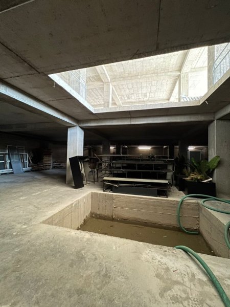 Tirane, jepet me qera magazine Kati -1, 1.000 m² 2.500 € (Autostrada Tiranë–Durrës)