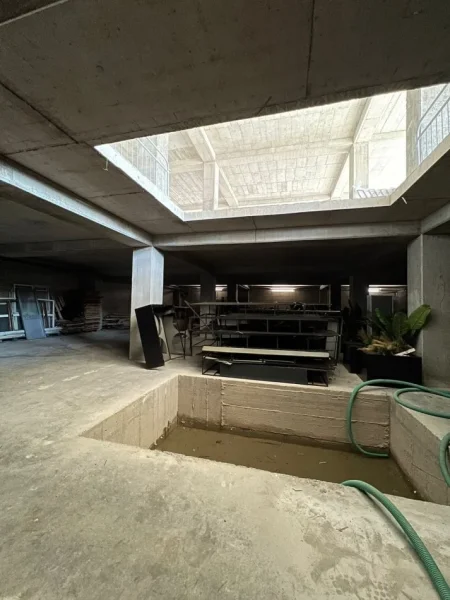 Tirane, jepet me qera magazine Kati -1, 1.000 m² 2.500 € (Autostrada Tiranë–Durrës)