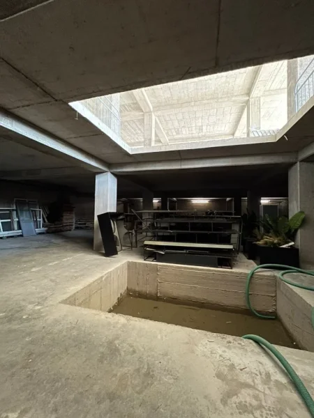 Tirane, jepet me qera magazine Kati -1, 1.000 m² 2.500 € (Autostrada Tiranë–Durrës)