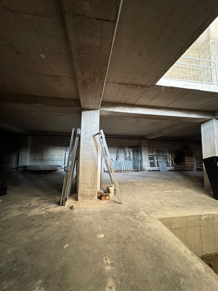 Tirane, jepet me qera magazine Kati -1, 1.000 m² 2.500 € (Autostrada Tiranë–Durrës)