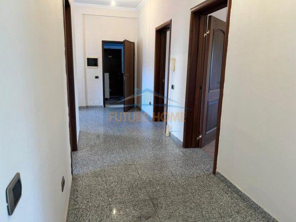 Tirane, jepet me qera ambjent biznesi Kati 3, 139 m² 1.300 € (Bllok)