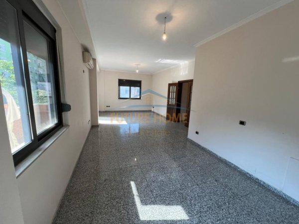 Tirane, jepet me qera ambjent biznesi Kati 3, 139 m² 1.300 € (Bllok)