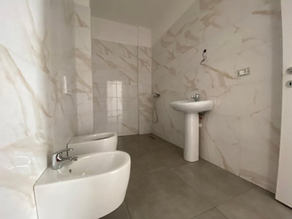 Tirane, jepet me qera nga Pronari, pa-komision apartament 1+1+Aneks+Ballkon Kati 1, 70 m² 550 € (Ilevardi i ri kompleksi Avid)