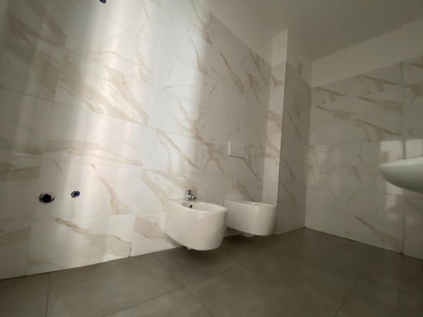 Tirane, jepet me qera nga Pronari, pa-komision apartament 1+1+Aneks+Ballkon Kati 1, 70 m² 550 € (Ilevardi i ri kompleksi Avid)