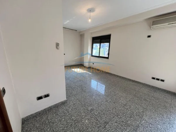 Tirane, jepet me qera zyre Kati 3, 139 m² 1.300 € (Bllok)