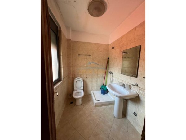 Tirane, jepet me qera zyre Kati 3, 139 m² 1.300 € (Bllok)